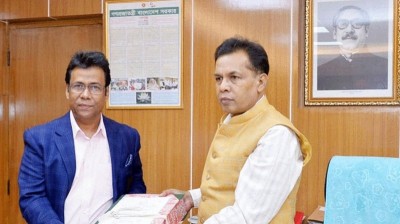 নতুন তথ্য সচিব মকবুল হোসেনের দায়িত্ব গ্রহণ নতুন তথ্য সচিব মকবুল হোসেনের দায়িত্ব গ্রহণ