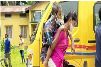 করোনা আক্রান্ত শ্বশুরকে পিঠে করে হাসপাতালে নীহারিকা করোনা আক্রান্ত শ্বশুরকে পিঠে করে হাসপাতালে নীহারিকা