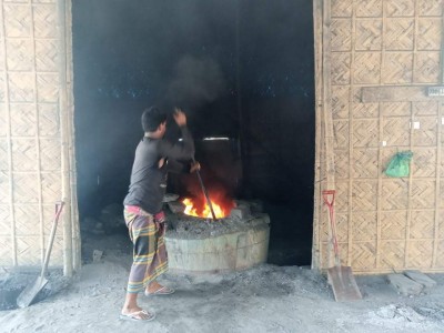 শ্রীনগরে অবৈধ ঢালাই কারখানার বিষাক্ত ধোঁয়ায় স্বাস্থ্য ঝুঁকিতে এলাকাবাসী 