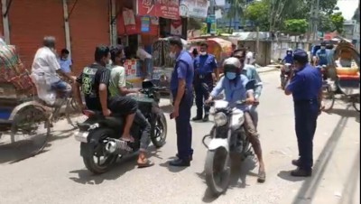 মাদারীপুরে লকডাউন কার্যকর করতে মোড়ে মোড়ে ব্যারিকেট, নৌরুটে যাত্রীদের ভীড় মাদারীপুরে লকডাউন কার্যকর করতে মোড়ে মোড়ে ব্যারিকেট, নৌরুটে যাত্রীদের ভীড়