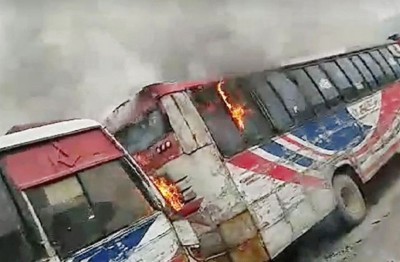 হঠাৎ পার্কিং করা বাসে আগুন