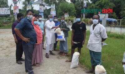 সিরাজদিখান মধ্যপাড়ায় করোনাকালীন দরিদ্র-অসহায়দের মাঝে প্রধানমন্ত্রীর উপহার বিতরণ সিরাজদিখান মধ্যপাড়ায় করোনাকালীন দরিদ্র-অসহায়দের মাঝে প্রধানমন্ত্রীর উপহার বিতরণ