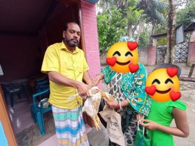 পবিত্র ঈদুল আজহা উপলক্ষে লৌহজংয়ে হিন্দু পরিবারের মাঝে ঈদ উপহার বিতরণ