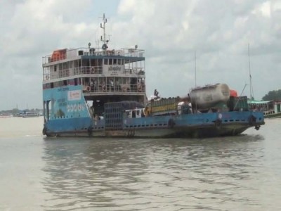 ফেরিতে গাড়ি-যাত্রী পরিবহন বন্ধ শুক্রবার সকাল থেকেই ফেরিতে গাড়ি-যাত্রী পরিবহন বন্ধ শুক্রবার সকাল থেকেই