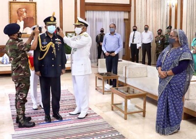 এয়ার চিফ মার্শালের র্যাঙ্ক ব্যাজ পরানো হলো বিমান বাহিনী প্রধানকে এয়ার চিফ মার্শালের র্যাঙ্ক ব্যাজ পরানো হলো বিমান বাহিনী প্রধানকে