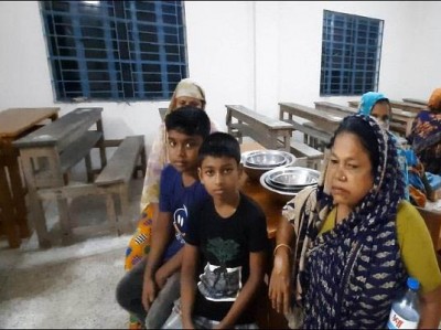 মোংলায় জলাবদ্ধতায় আশ্রয় কেন্দ্রে ২০০ মানুষ, খাবার দিলেন ইউএনও