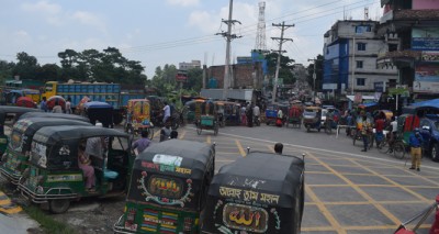 সিরাজদিখানে কাগজে কঠোর লকডাউন, রাস্তায় ভিন্নচিত্র