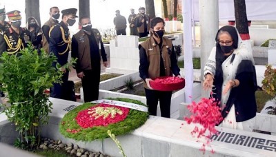 বনানীতে স্বজনদের কবরে প্রধানমন্ত্রীর শ্রদ্ধা বনানীতে স্বজনদের কবরে প্রধানমন্ত্রীর শ্রদ্ধা