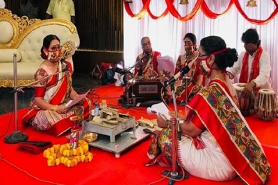 কলকাতায় প্রথা ভেঙে দুর্গাপূজার দায়িত্বে চার নারী পুরোহিত! কলকাতায় প্রথা ভেঙে দুর্গাপূজার দায়িত্বে চার নারী পুরোহিত!