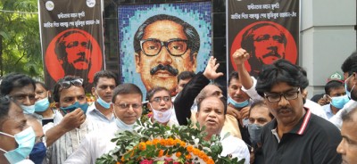 সিরাজদিখানে বঙ্গবন্ধুর প্রতিকৃতিতে সাবেক ছাত্রলীগ ফোরামের শ্রদ্ধা