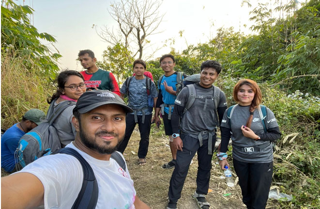 (শেরকর পাড়ার পথে উঠে আসা শেষ। এখন শুধু নেমে চলা।)