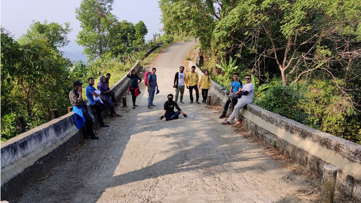 (গাড়ি আসতে না পারায় আমরা হেঁটেই যাওয়ার সিদ্ধান্ত নেই। আর দেখতেই পাচ্ছেন হাটা শুরু হতে না হতেই সবার অবস্থাটা। সাকা হাফং এর পুরো ট্যুর টাই এমন রিল্যাক্স ই ছিলো)