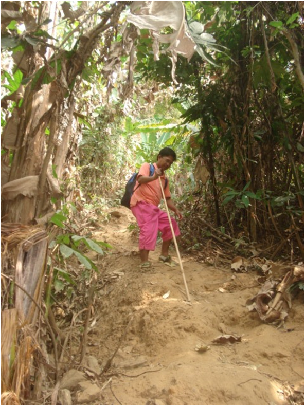 খাঁড়া পথে জাদিপাই ঝরনার একবারে কাছাকাছি আমি