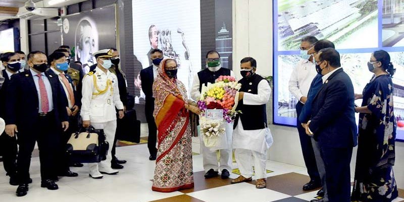 দেশে ফিরেছেন প্রধানমন্ত্রী শেখ হাসিনা দেশে ফিরেছেন প্রধানমন্ত্রী শেখ হাসিনা