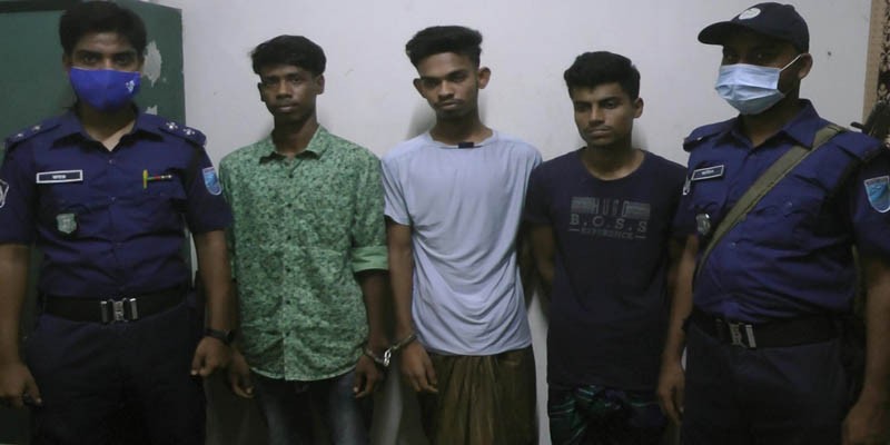 ভাঙ্গায় বিকাশ প্রতারক চক্রের ৩ সদস্য গ্রেফতার ভাঙ্গায় বিকাশ প্রতারক চক্রের ৩ সদস্য গ্রেফতার