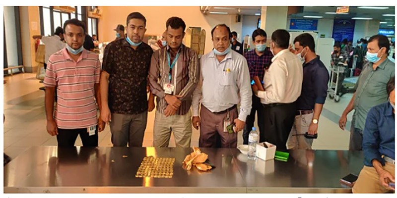 সোনার বারসহ বেবিচক কর্মচারী আটক সোনার বারসহ বেবিচক কর্মচারী আটক