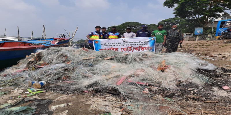 লৌহজংয়ে মা ইলিশ শিকার করায় ২৩ জেলে আটক লৌহজংয়ে মা ইলিশ শিকার করায় ২৩ জেলে আটক