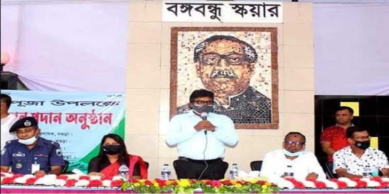 শিবগঞ্জে দুর্গাপূজায় ৩০০ পরিবারের মধ্যে বস্ত্র বিতরণ করলেন জেলা প্রশাসক শিবগঞ্জে দুর্গাপূজায় ৩০০ পরিবারের মধ্যে বস্ত্র বিতরণ করলেন জেলা প্রশাসক