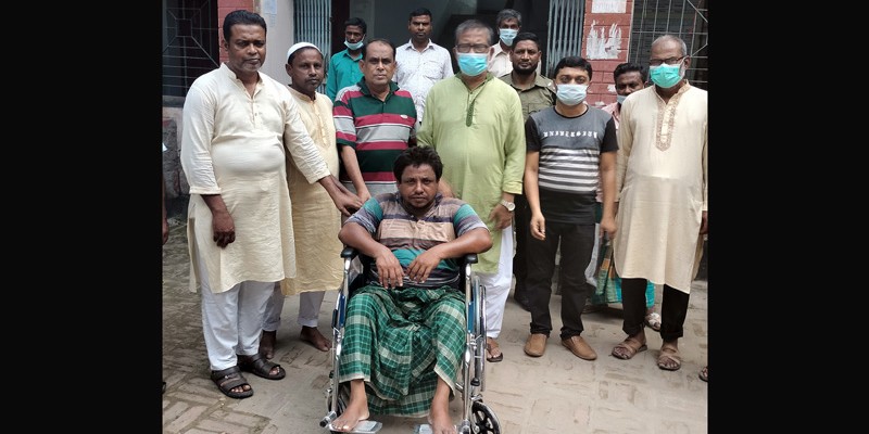 হুইল চেয়ার পেয়ে খুশি শেফালী-মামুনুর হুইল চেয়ার পেয়ে খুশি শেফালী-মামুনুর