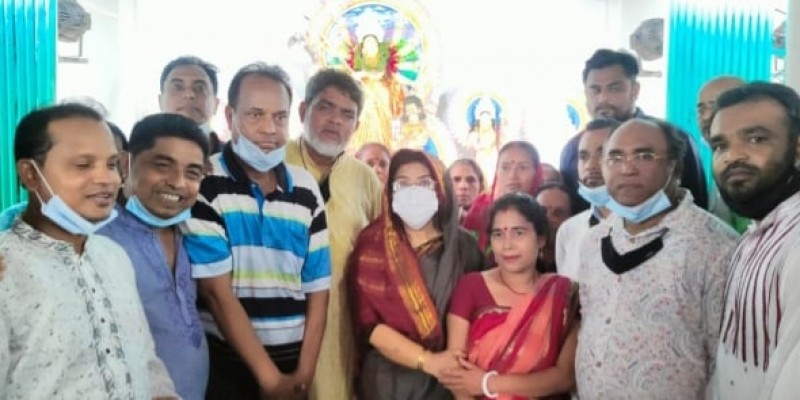 লৌহজংয়ে পূজা মন্ডপ পরিদর্শন করলেন সাংসদ এমিলি লৌহজংয়ে পূজা মন্ডপ পরিদর্শন করলেন সাংসদ এমিলি