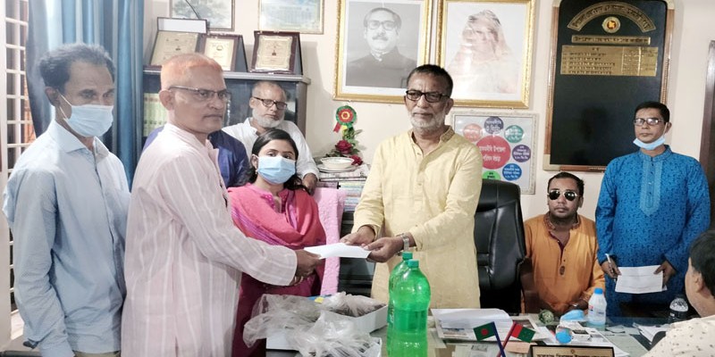 আদমদীঘিতে ৬৪টি দুর্গা মন্ডবে নগদ অর্থ প্রদান আদমদীঘিতে ৬৪টি দুর্গা মন্ডবে নগদ অর্থ প্রদান