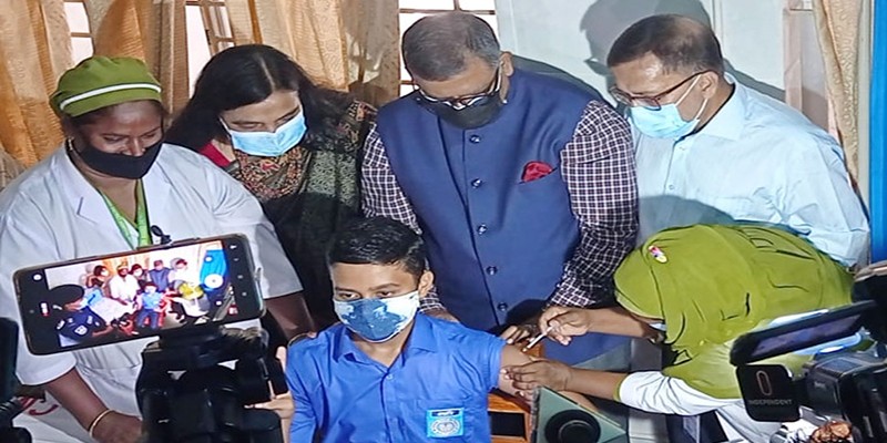 স্কুলশিক্ষার্থীদের পরীক্ষামূলকভাবে টিকা কার্যক্রম শুরু স্কুলশিক্ষার্থীদের পরীক্ষামূলকভাবে টিকা কার্যক্রম শুরু