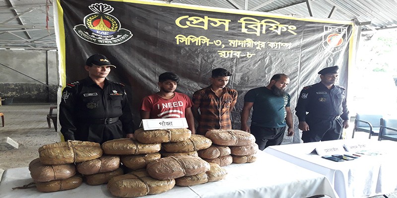 ৩৯ কেজি গাঁজা-মাইক্রোবাস টাকাসহ তিনজন মাদক ব্যবসায়ী আটক ৩৯ কেজি গাঁজা-মাইক্রোবাস টাকাসহ তিনজন মাদক ব্যবসায়ী আটক