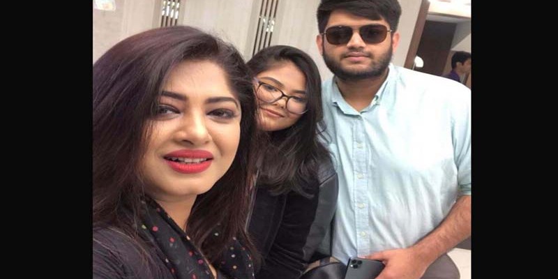 মেয়ে ফাইজাকে নিয়ে যুক্তরাষ্ট্রে মৌসুমী মেয়ে ফাইজাকে নিয়ে যুক্তরাষ্ট্রে মৌসুমী