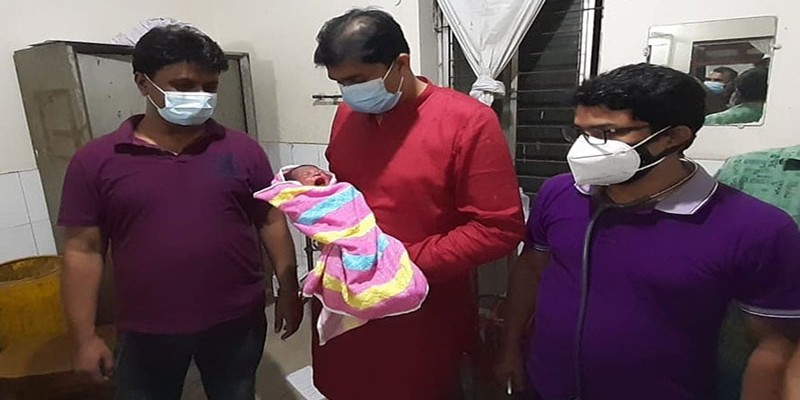 শ্রীনগরে মানসিক ভারসাম্যহীন নারীর সন্তান প্রসব, দায়িত্ব নিয়ে ইউএনও নাম দিলেন “প্রিয়ন্তী” শ্রীনগরে মানসিক ভারসাম্যহীন নারীর সন্তান প্রসব, দায়িত্ব নিয়ে ইউএনও নাম দিলেন “প্রিয়ন্তী”