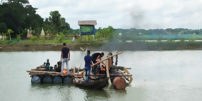 পাচশত মিটার পাইপ ও দুইটি ড্রেজার মেশিন ধ্বংস পাচশত মিটার পাইপ ও দুইটি ড্রেজার মেশিন ধ্বংস