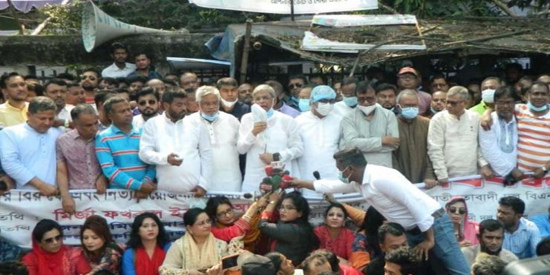 ১০ টাকার কথা বলে চাল খাওয়াচ্ছে ৭০ টাকায় ১০ টাকার কথা বলে চাল খাওয়াচ্ছে ৭০ টাকায়