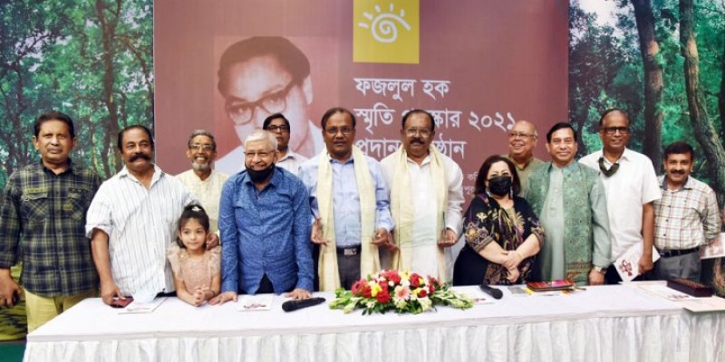 চলচ্চিত্রের জন্য পুরস্কার পেলেন কাজী হায়াৎ-মাজহারুল ইসলাম চলচ্চিত্রের জন্য পুরস্কার পেলেন কাজী হায়াৎ-মাজহারুল ইসলাম