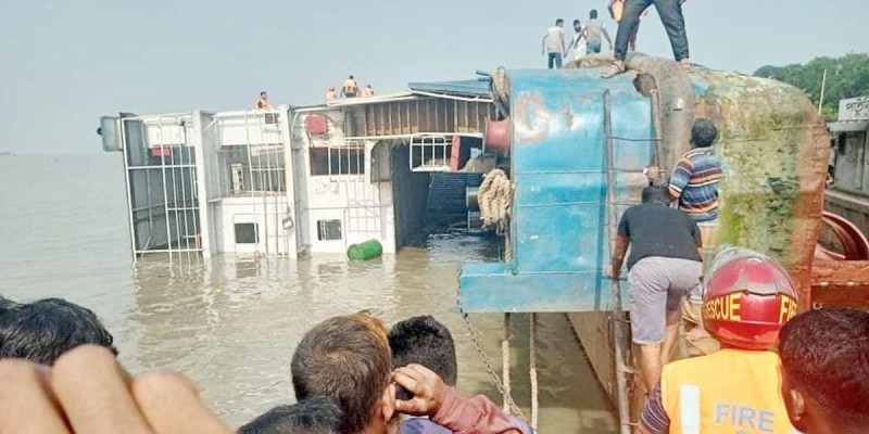 পাটুরিয়া ঘাটে যানবাহনসহ ফেরিডুবি পাটুরিয়া ঘাটে যানবাহনসহ ফেরিডুবি