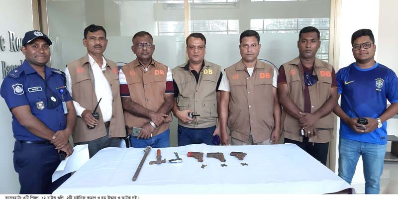 বাগেরহাটে পিস্তল-চাইনিজ কুড়াল ও গুলি উদ্ধার, আটক ২ বাগেরহাটে পিস্তল-চাইনিজ কুড়াল ও গুলি উদ্ধার, আটক ২