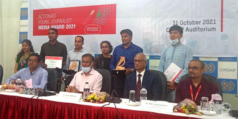 গণমাধ্যমের বিকাশ হলেও লেখার মান বাড়ছে না গণমাধ্যমের বিকাশ হলেও লেখার মান বাড়ছে না