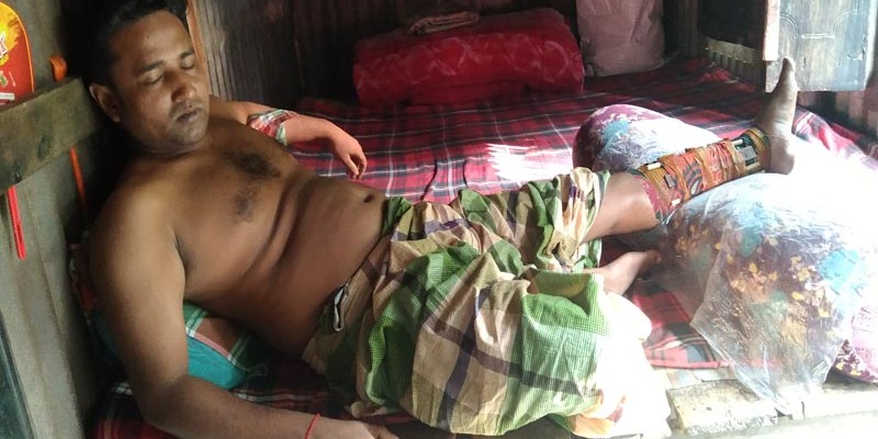 সিরাজদিখানে স্বর্ণ ব্যবসায়ীর পিটিয়ে পা ভেঙ্গে দিলো প্রতিপক্ষ সিরাজদিখানে স্বর্ণ ব্যবসায়ীর পিটিয়ে পা ভেঙ্গে দিলো প্রতিপক্ষ
