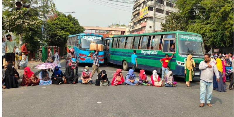 বিশেষ পরীক্ষার দাবিতে সাত কলেজ শিক্ষার্থীদের নীলক্ষেত অবরোধ বিশেষ পরীক্ষার দাবিতে সাত কলেজ শিক্ষার্থীদের নীলক্ষেত অবরোধ
