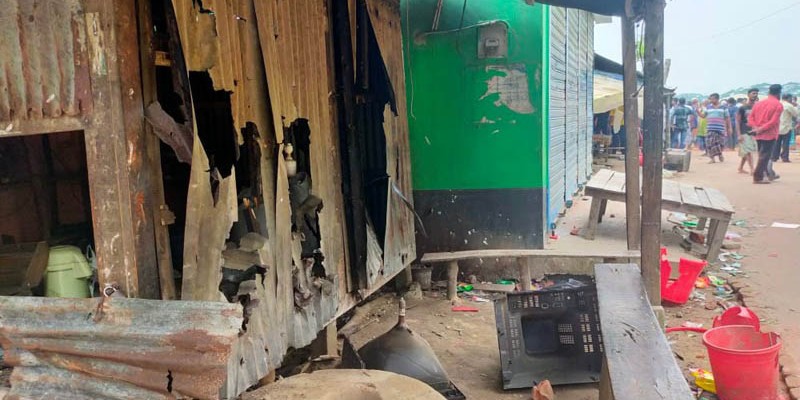 কালকিনিতে বসতবাড়ি ও দোকানঘর ভাংচুর : অন্তসত্তা নারীসহ আহত ১০ কালকিনিতে বসতবাড়ি ও দোকানঘর ভাংচুর : অন্তসত্তা নারীসহ আহত ১০