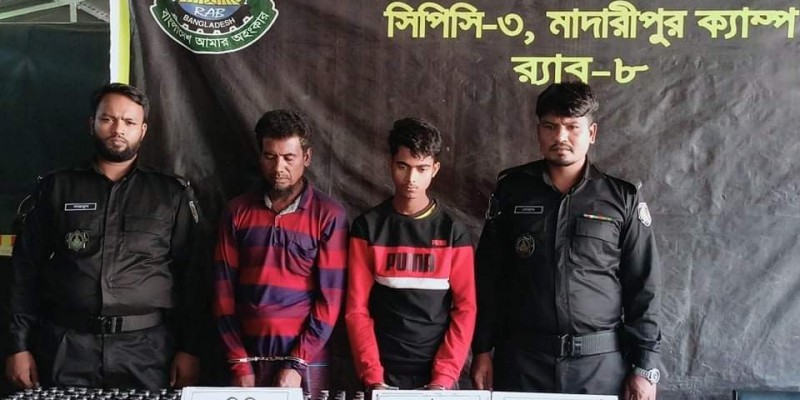 মাদারীপুরে ৫৯০ বোতল ফেন্সিডিলসহ দুই মাদক কারবারি আটক মাদারীপুরে ৫৯০ বোতল ফেন্সিডিলসহ দুই মাদক কারবারি আটক