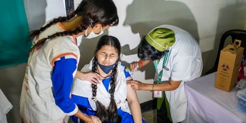 শুক্রবার হতে জেলা পর্যায়ে স্কুল শিক্ষার্থীদের টিকাদান শুক্রবার হতে জেলা পর্যায়ে স্কুল শিক্ষার্থীদের টিকাদান