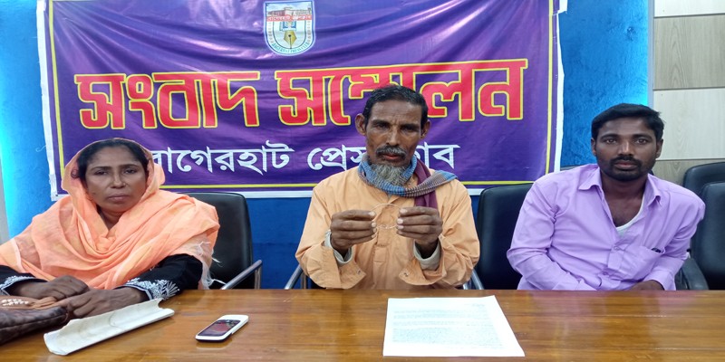 কৃষকলীগ নেতার হাতে চুড়ি পরিয়ে দিলেন আওয়ামী লীগ নেতা কৃষকলীগ নেতার হাতে চুড়ি পরিয়ে দিলেন আওয়ামী লীগ নেতা