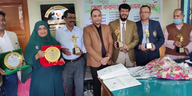 বাগেরহাটে সাত সেরা করদাতাকে সম্মাননা প্রদান বাগেরহাটে সাত সেরা করদাতাকে সম্মাননা প্রদান