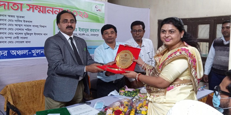 মেহেরপুরে সেরা করদাতাদের সম্মাননা ক্রেস্ট প্রদান মেহেরপুরে সেরা করদাতাদের সম্মাননা ক্রেস্ট প্রদান