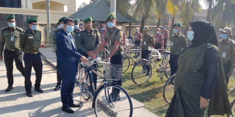বাগেরহাটে আনসার-ভিডিপি দলনেতাদের মধ্যে বাইসাইকেল বিতরণ বাগেরহাটে আনসার-ভিডিপি দলনেতাদের মধ্যে বাইসাইকেল বিতরণ