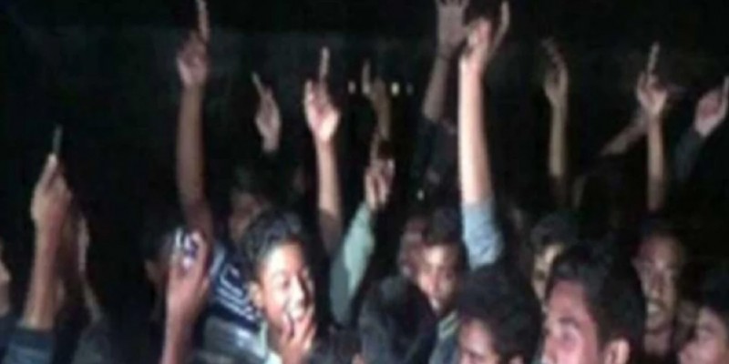 প্রবেশপত্রের দাবিতে রাতে এইচএসসির শিক্ষার্থীদের সড়ক অবরোধ প্রবেশপত্রের দাবিতে রাতে এইচএসসির শিক্ষার্থীদের সড়ক অবরোধ