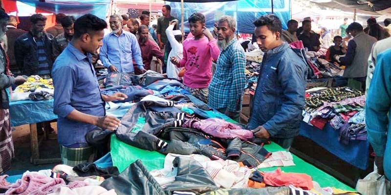 নন্দীগ্রামে জমে উঠেছে শীতের কাপড় বেচাকেনা নন্দীগ্রামে জমে উঠেছে শীতের কাপড় বেচাকেনা