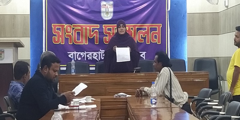 হামলার অভিযোগে নারীর সংবাদ সম্মেলন হামলার অভিযোগে নারীর সংবাদ সম্মেলন
