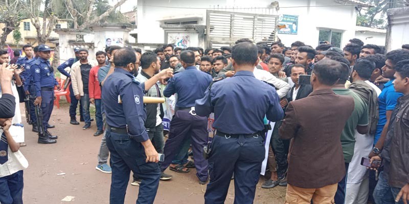 পুলিশি বাধায় বাগেরহাটে ছাত্রদলের বিক্ষোভ সমাবেশ পন্ড পুলিশি বাধায় বাগেরহাটে ছাত্রদলের বিক্ষোভ সমাবেশ পন্ড