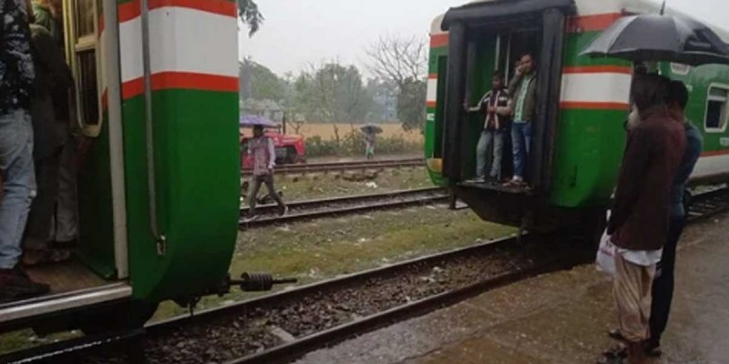 চলতে চলতে হঠাৎ বিচ্ছিন্ন হয়ে গেলো ট্রেনের ৪ বগি চলতে চলতে হঠাৎ বিচ্ছিন্ন হয়ে গেলো ট্রেনের ৪ বগি