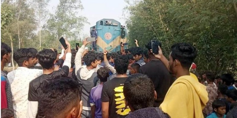 নীলফামারীতে ট্রেনে কাটা পড়ল ৩ ভাই-বোনসহ ৪ জন নীলফামারীতে ট্রেনে কাটা পড়ল ৩ ভাই-বোনসহ ৪ জন
